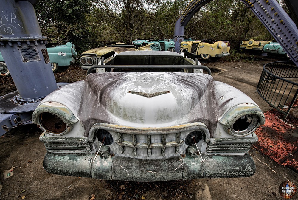 Abandoned Six Flags (New Orleans, LA) | Joker's Jukebox Car Grill - Six Flags New Orleans