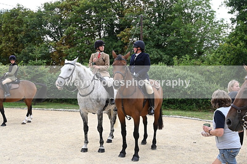 WJ6_3547 - Berks & Bucks - The Old farmhouse - Hound Exercise 20-08-25