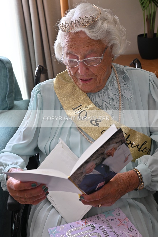 AM3_0898 - Iris and Betty.