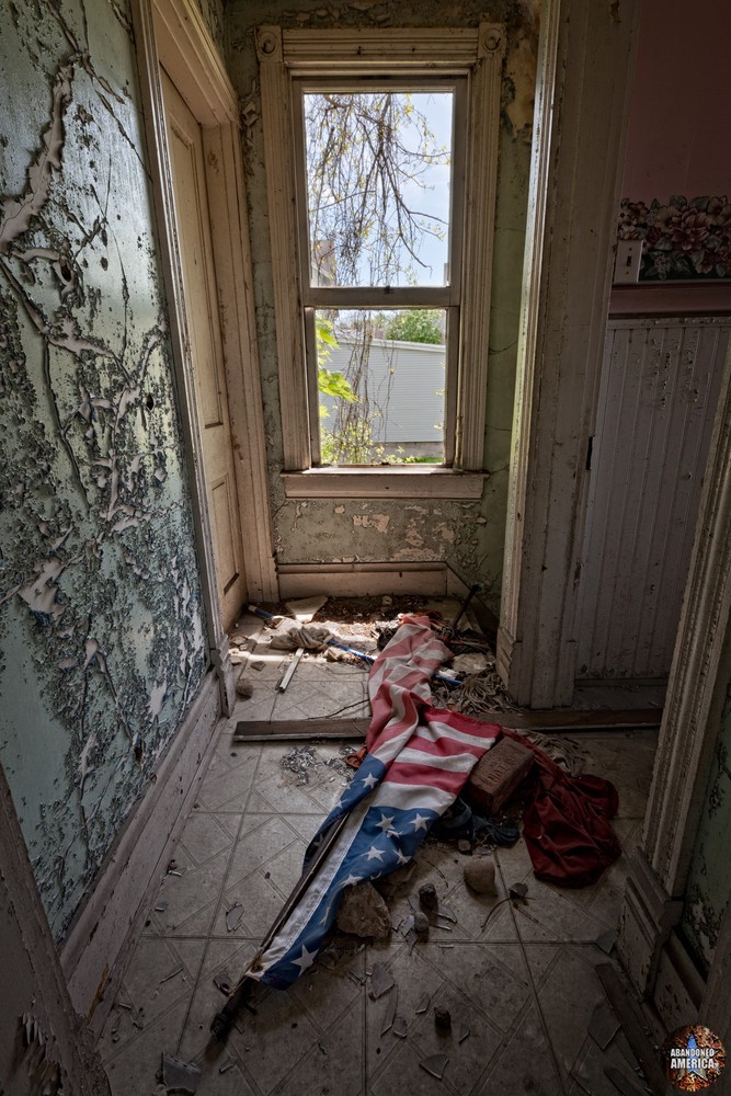 Abandoned Western Pennsylvania Home | Fallen Flag - Abandoned Houses and Homes