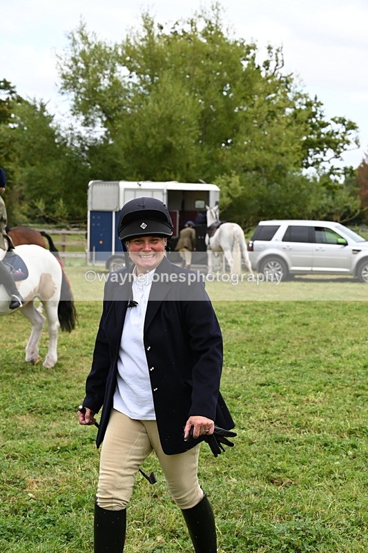 WJ6_2967 - Berks & Bucks - The Old farmhouse - Hound Exercise 20-08-25