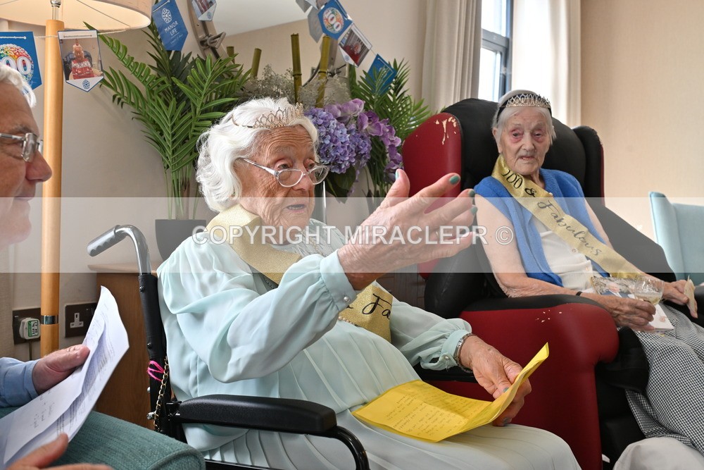 AM3_1059 - Iris and Betty.