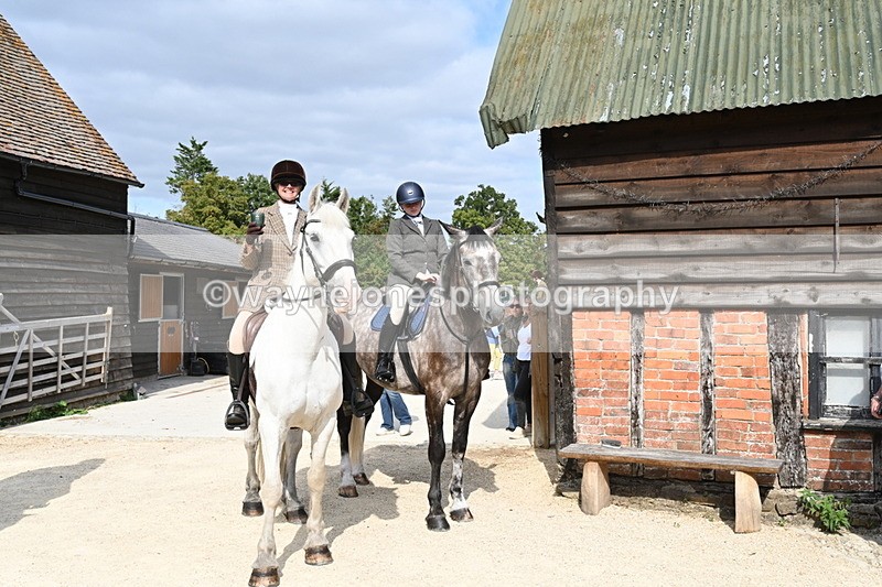 WJ6_3334 - Berks & Bucks - The Old farmhouse - Hound Exercise 20-08-25