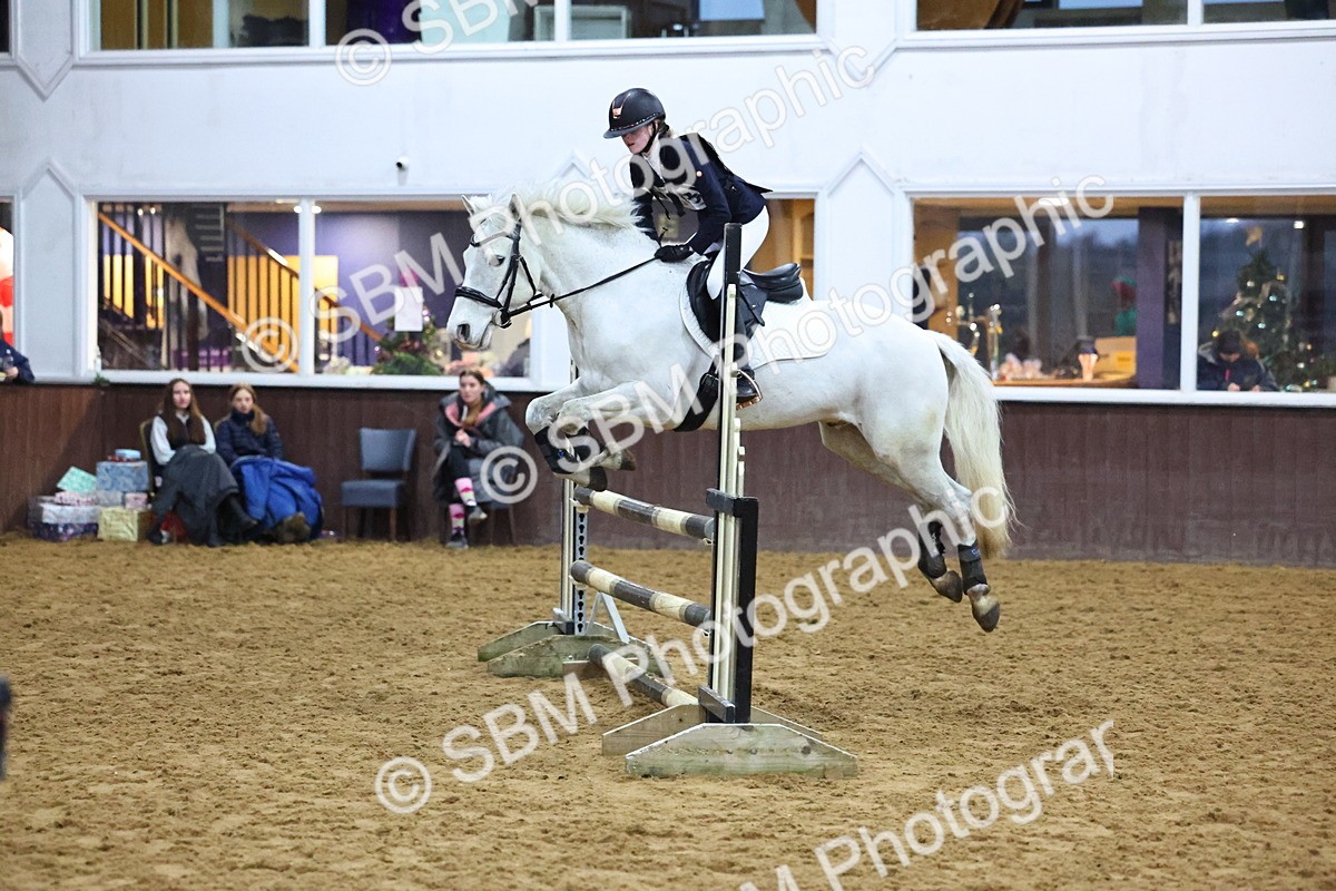 SBM_002681 - Class 6 - Holly & Ivy Stakes - 90cm