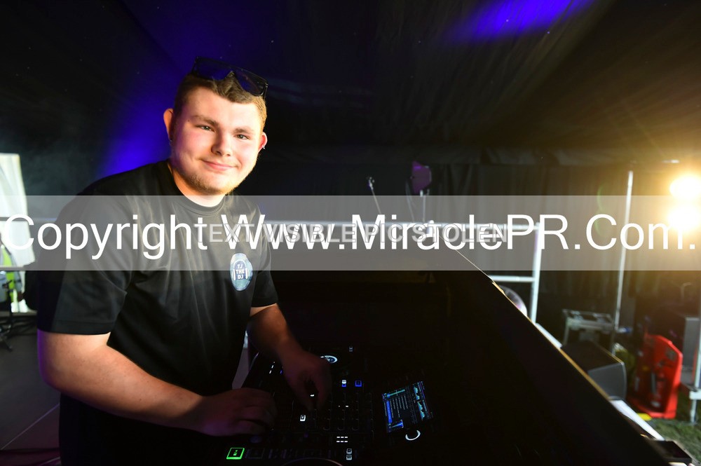 SH4_9932 - Tj the DJ