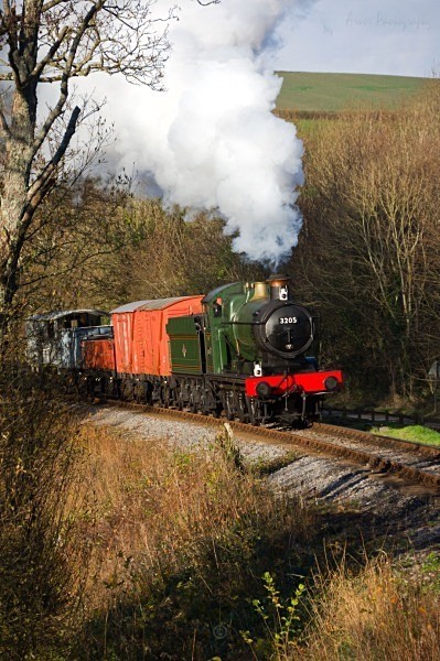 Collett Goods 0-6-0 3205 rounds Caddaford Curve with a short goo - Trains of Thought