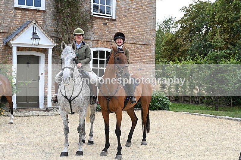 WJ6_3623 - Berks & Bucks - The Old farmhouse - Hound Exercise 20-08-25