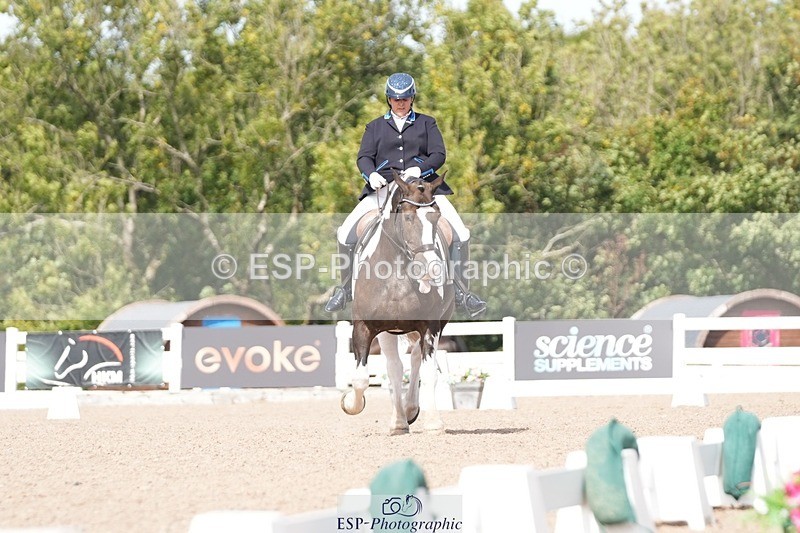 250906-134946-03403 - 106-Lucy.HamblettGalliano.Gold.Dust