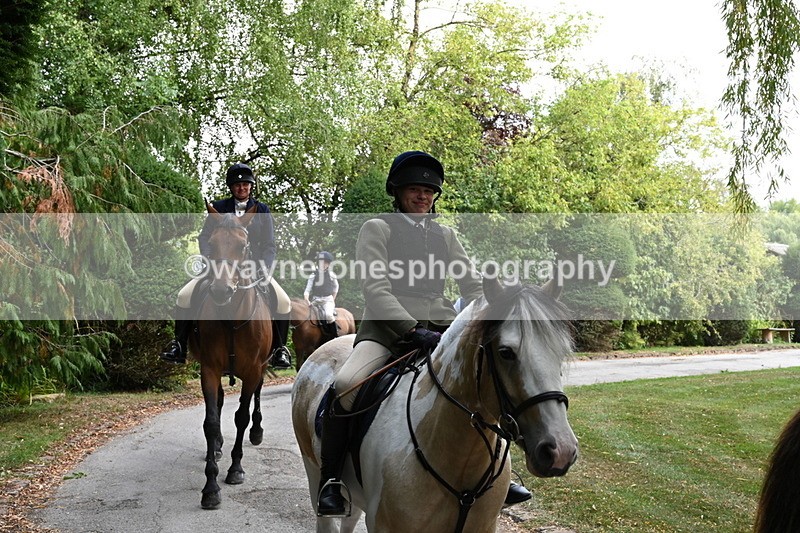 WJ6_4051 - Berks & Bucks - The Old farmhouse - Hound Exercise 20-08-25
