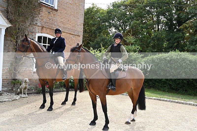 WJ6_3471 - Berks & Bucks - The Old farmhouse - Hound Exercise 20-08-25