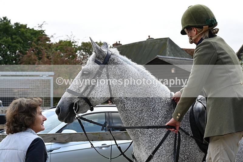 WJ6_3091 - Berks & Bucks - The Old farmhouse - Hound Exercise 20-08-25