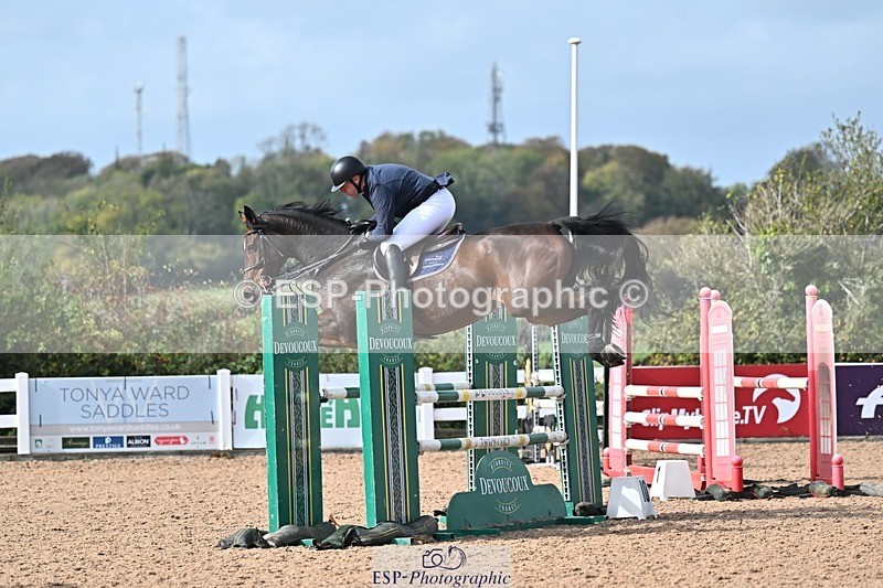 261014-130615-00565 - Cls  05 Snr Newcomers & 1.10m Open
