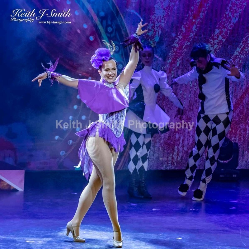 7KJS1353 - Ambition show team