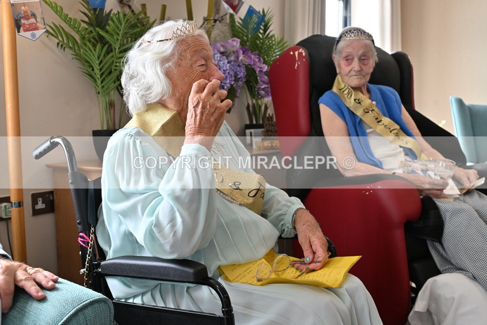 AM3_1136 - Iris and Betty.