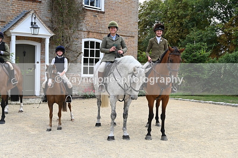 WJ6_3705 - Berks & Bucks - The Old farmhouse - Hound Exercise 20-08-25