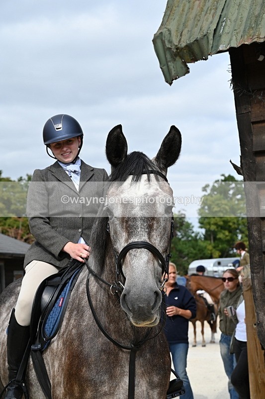 WJ6_3360 - Berks & Bucks - The Old farmhouse - Hound Exercise 20-08-25