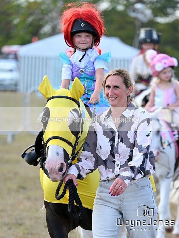 WJ7_0054 - Kellie and Nancy at Swallowfield 31-08-26