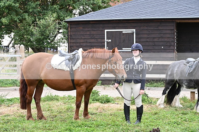 WJ6_2878 - Berks & Bucks - The Old farmhouse - Hound Exercise 20-08-25
