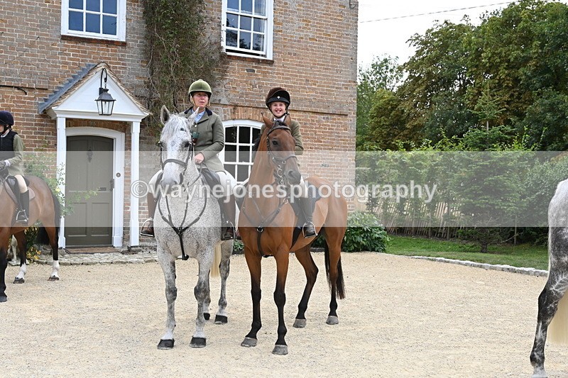 WJ6_3625 - Berks & Bucks - The Old farmhouse - Hound Exercise 20-08-25