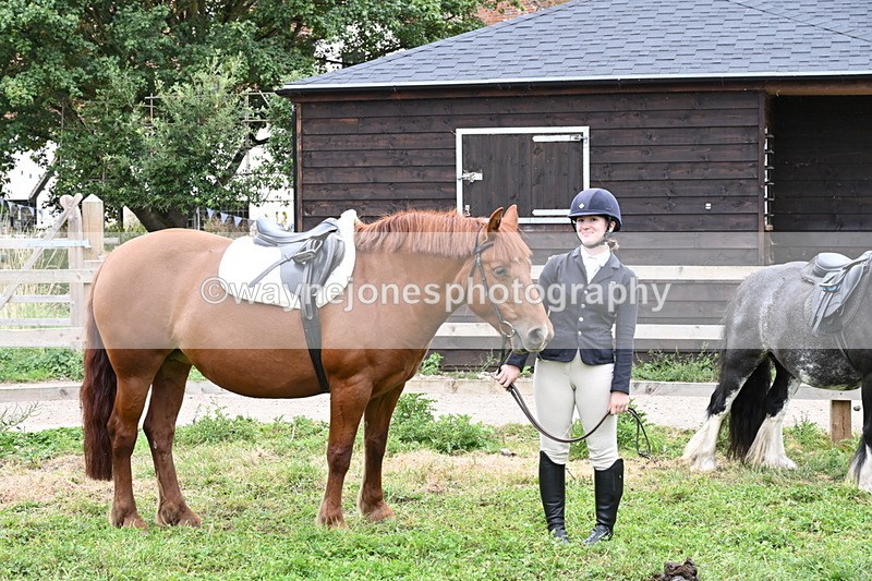 WJ6_2879 - Berks & Bucks - The Old farmhouse - Hound Exercise 20-08-25
