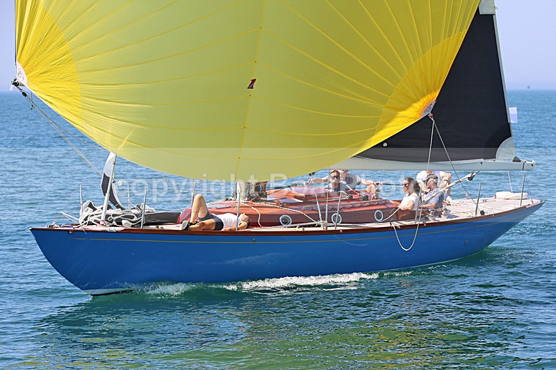 180707 UNNAMED BLUE HULL YELLOW SPINNAKER 1C8A6900 - ROUND THE ISLAND 2018