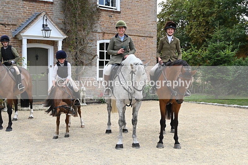 WJ6_3694 - Berks & Bucks - The Old farmhouse - Hound Exercise 20-08-25