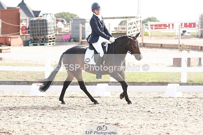 250817-094820-07243 - 090-Sarah.GoddardSaris.Fingers.Crossed