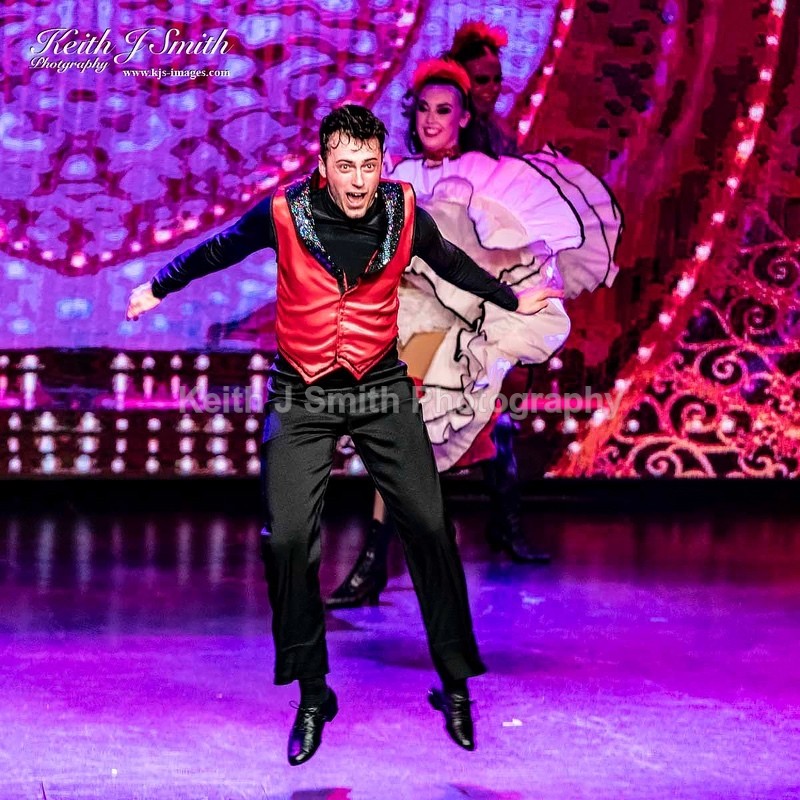 7KJS0262 - Ambition show team