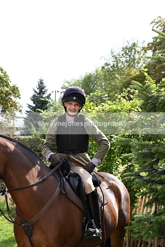 WJ6_3277 - Berks & Bucks - The Old farmhouse - Hound Exercise 20-08-25