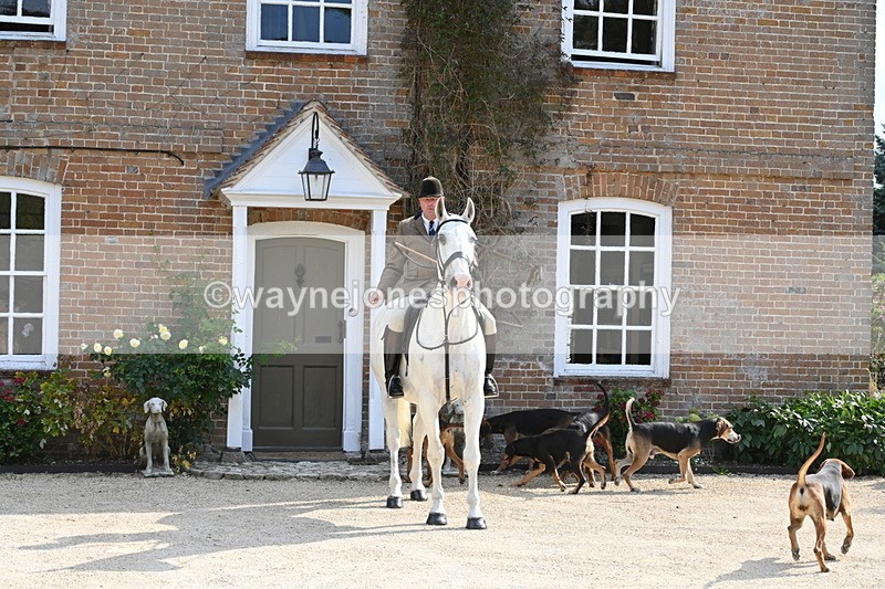 WJ6_3162 - Berks & Bucks - The Old farmhouse - Hound Exercise 20-08-25