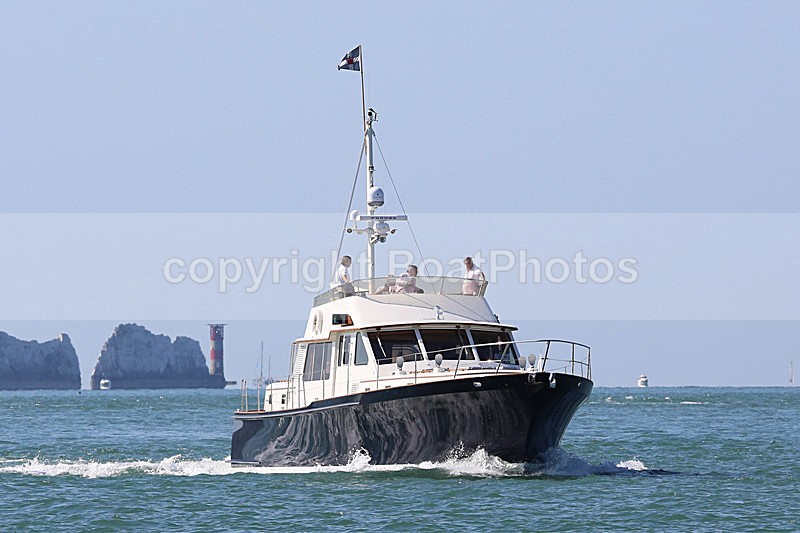 150906 HUSH WT7A0540 - Flybridge Cruisers
