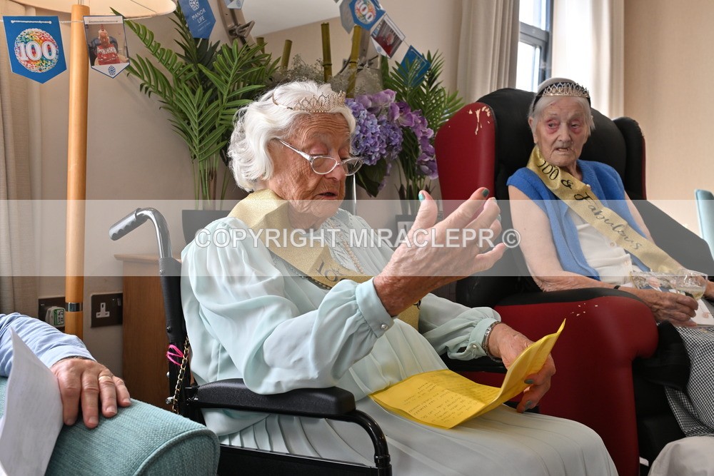 AM3_1074 - Iris and Betty.