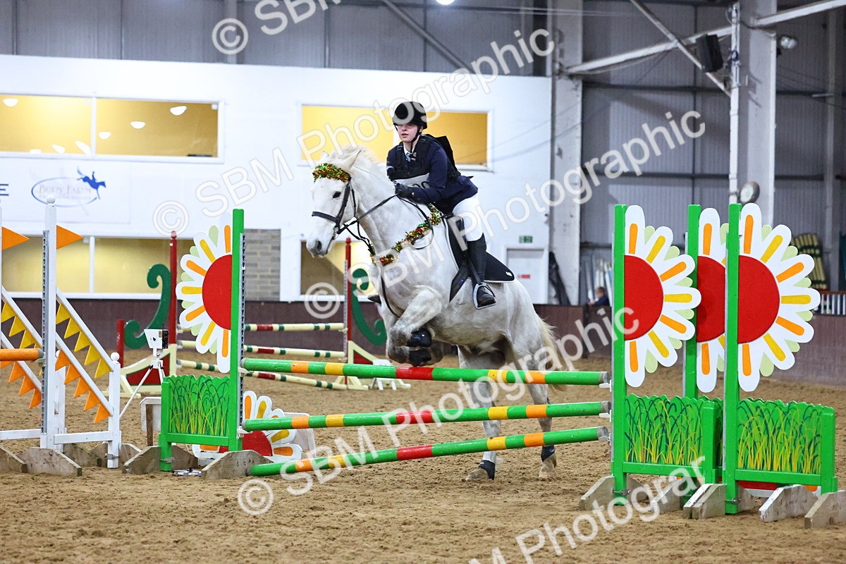 SBM_002874 - Class 6 - Holly & Ivy Stakes - 90cm