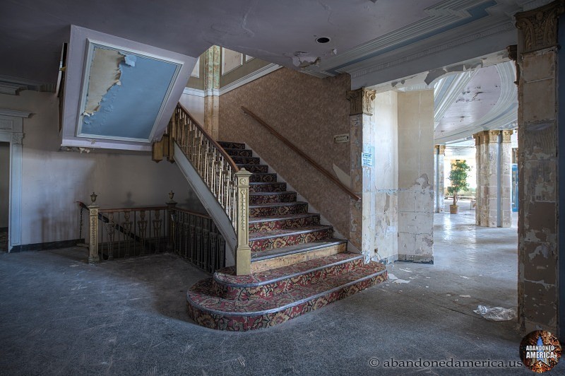 Abandoned Hotel Niagara - Matthew Christopher's Abandoned America