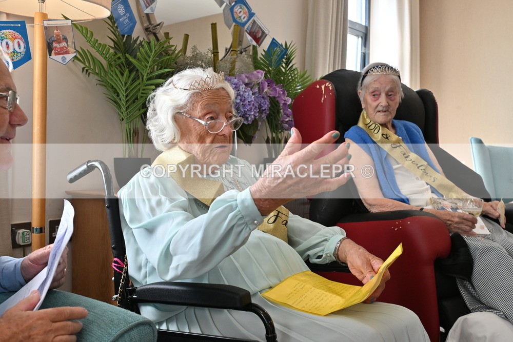 AM3_1062 - Iris and Betty.
