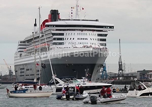 120605 QM2 IN SOUTHAMPTON IMG_7718 - THREE QUEENS MEET IN SOUTHAMPTON 5th June 2012