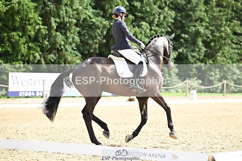 240811-141902-06328 - 115-Lucy.Amy-Millenium.Falcon