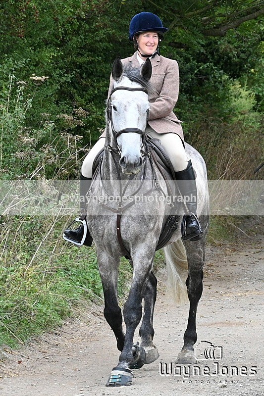 WJ7_0831 - Berks & Bucks Hound Exercise Blewbury 13-09-26