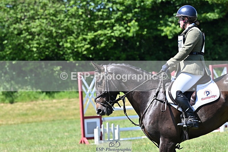 250522B-121110-01947 - 157-SHANNONDALE.LUIGI-Lizzie.Luxton