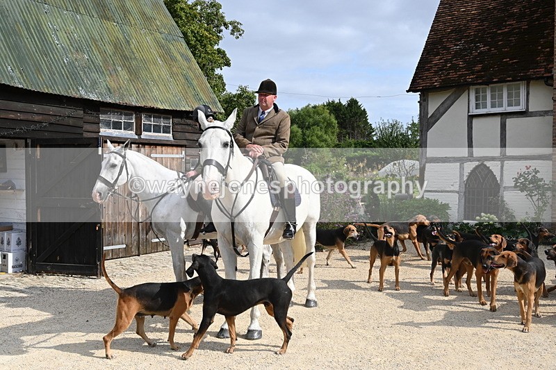 WJ6_3306 - Berks & Bucks - The Old farmhouse - Hound Exercise 20-08-25