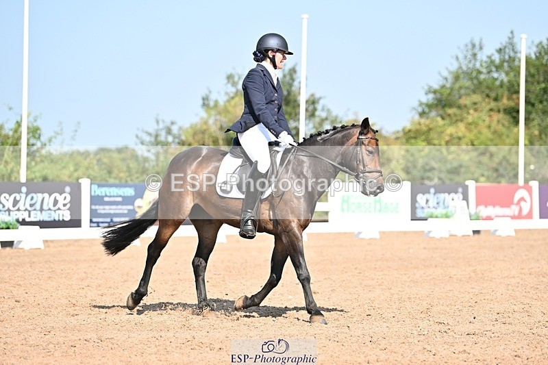 250816-110040-03271 - 090-Sarah.GoddardSaris.Fingers.Crossed