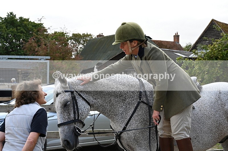 WJ6_3084 - Berks & Bucks - The Old farmhouse - Hound Exercise 20-08-25