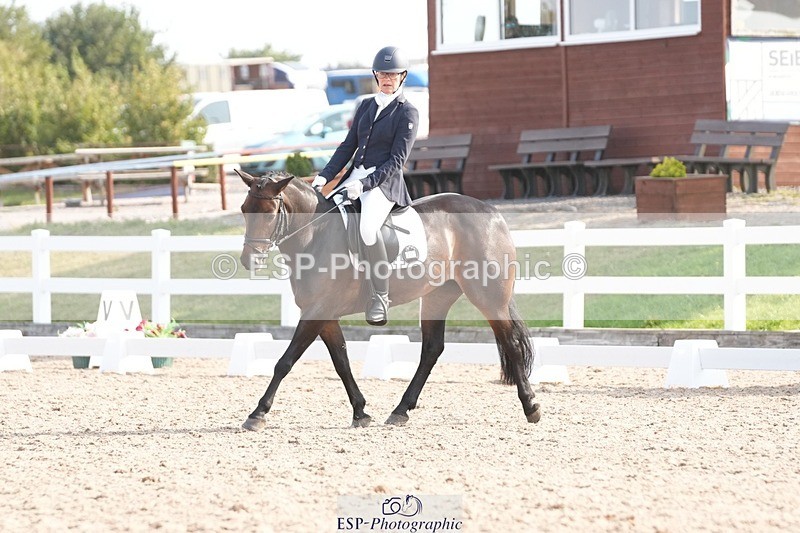 250817-094545-07236 - 090-Sarah.GoddardSaris.Fingers.Crossed