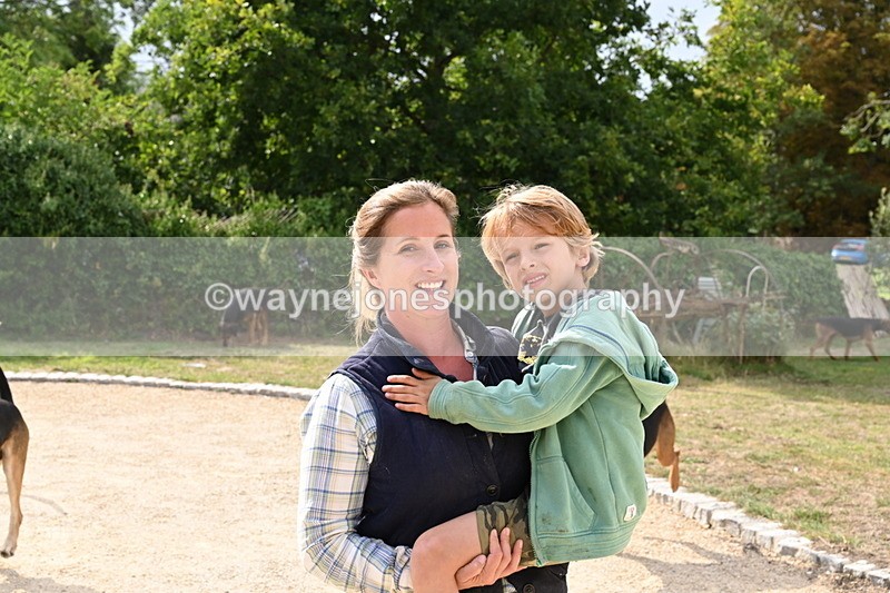 WJ6_3302 - Berks & Bucks - The Old farmhouse - Hound Exercise 20-08-25