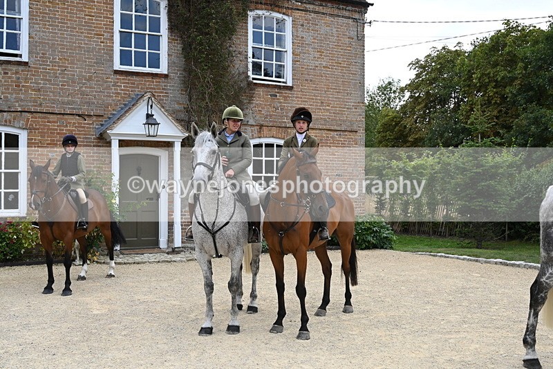 WJ6_3608 - Berks & Bucks - The Old farmhouse - Hound Exercise 20-08-25