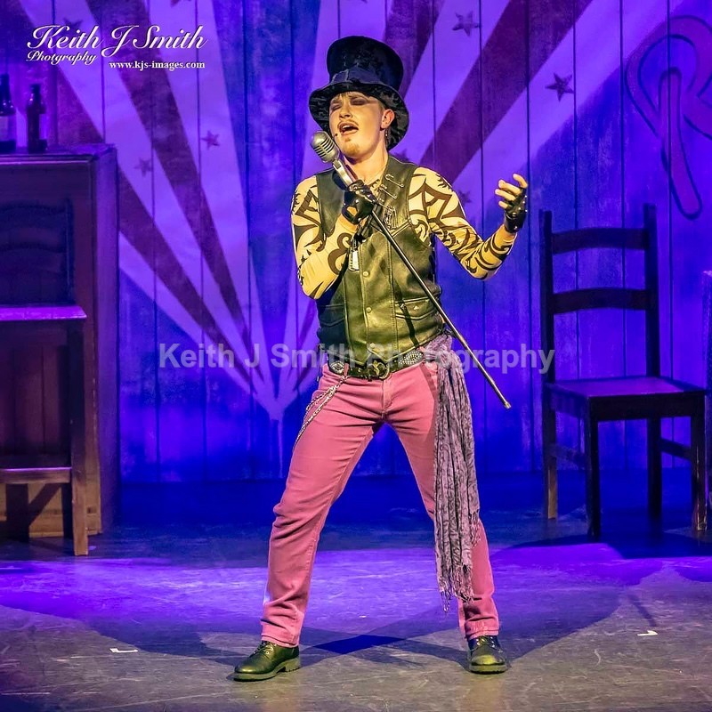 7KJS0040 - Ambition show team