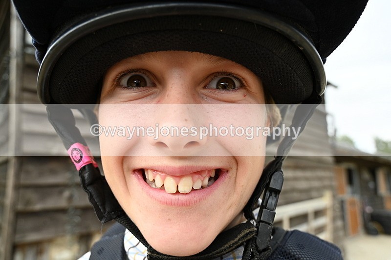 WJ6_3533 - Berks & Bucks - The Old farmhouse - Hound Exercise 20-08-25