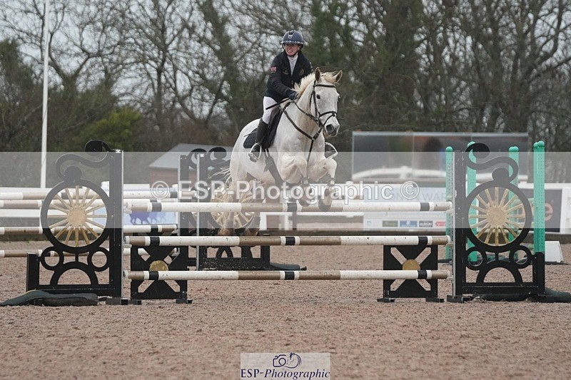 251207-120109-01933 - Cls 20 Snr Newcomers and 1.10m