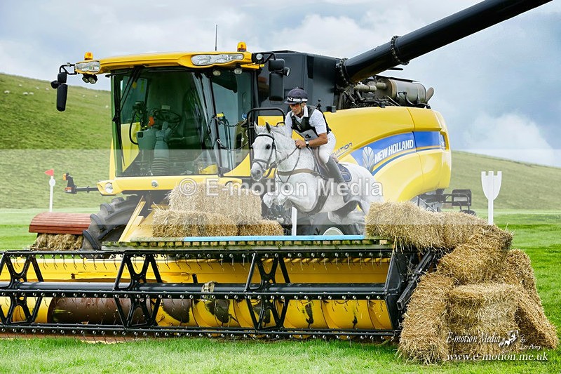 BE10721 0900 - Equestrian