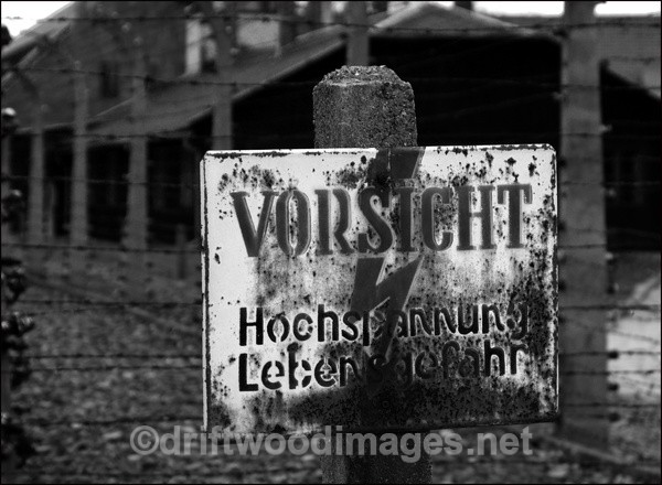 Auschwitz Vorsicht notice bw - Auschwitz/Birkenau